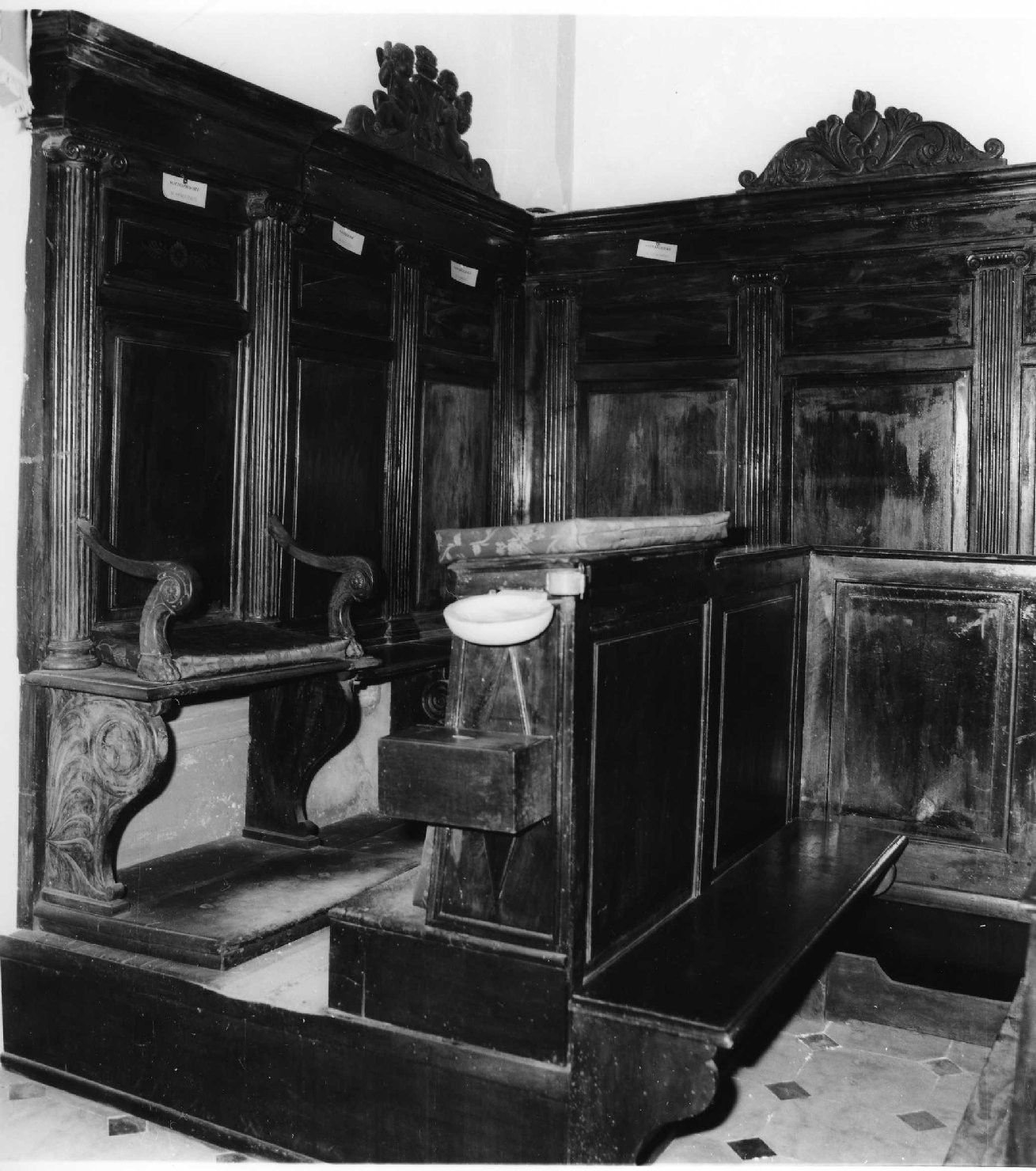 motivi decorativi a girali/ floreali/ cuore fiammato/ cherubini/ fiamma (stalli del coro) - ambito ligure (seconda metà sec. XIX)