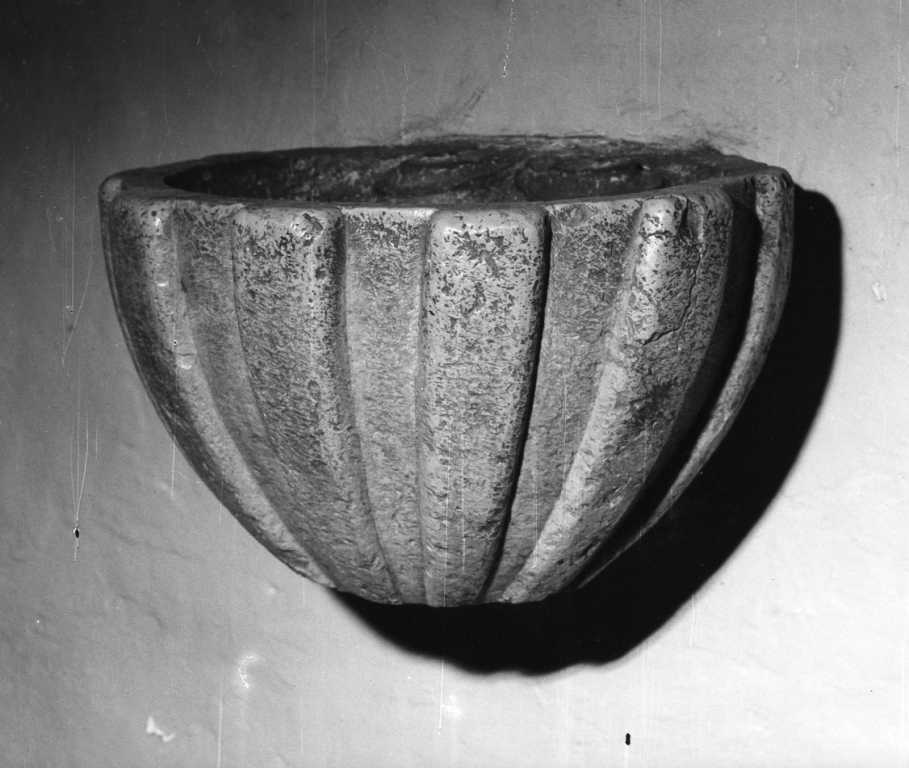 acquasantiera - a conchiglia - ambito laziale (sec. XVI)