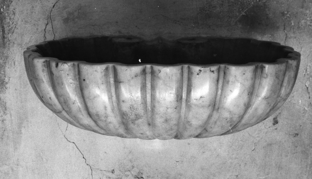 acquasantiera - a conchiglia - ambito laziale (sec. XVIII)