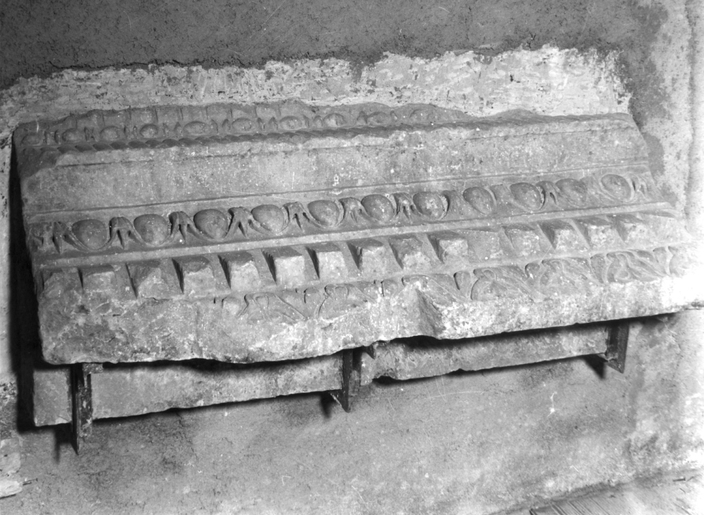 architrave, frammento - ambito romano (sec. III)