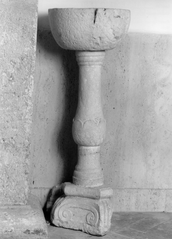 acquasantiera - ambito laziale (sec. XVI)