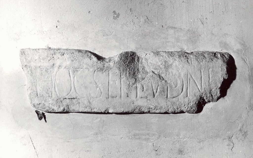 lapide tombale, frammento - ambito cassinese (secc. XI/ XIII)