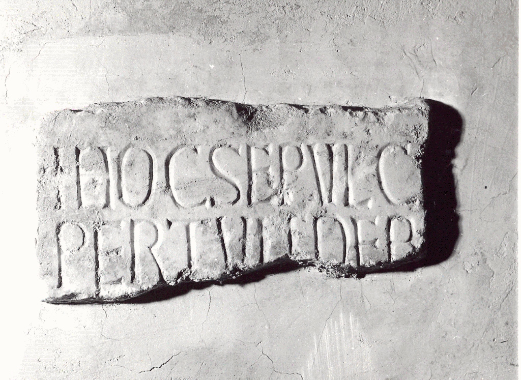 lapide tombale, frammento - ambito cassinese (sec. XIII)