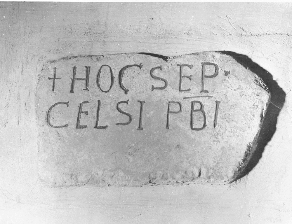 lapide tombale, frammento - ambito cassinese (secc. XII/ XIII)