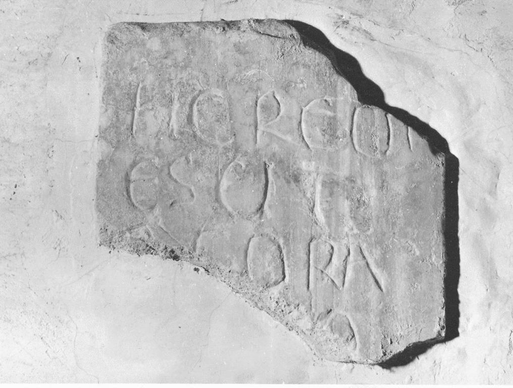 lapide tombale, frammento - ambito cassinese (sec. XII)