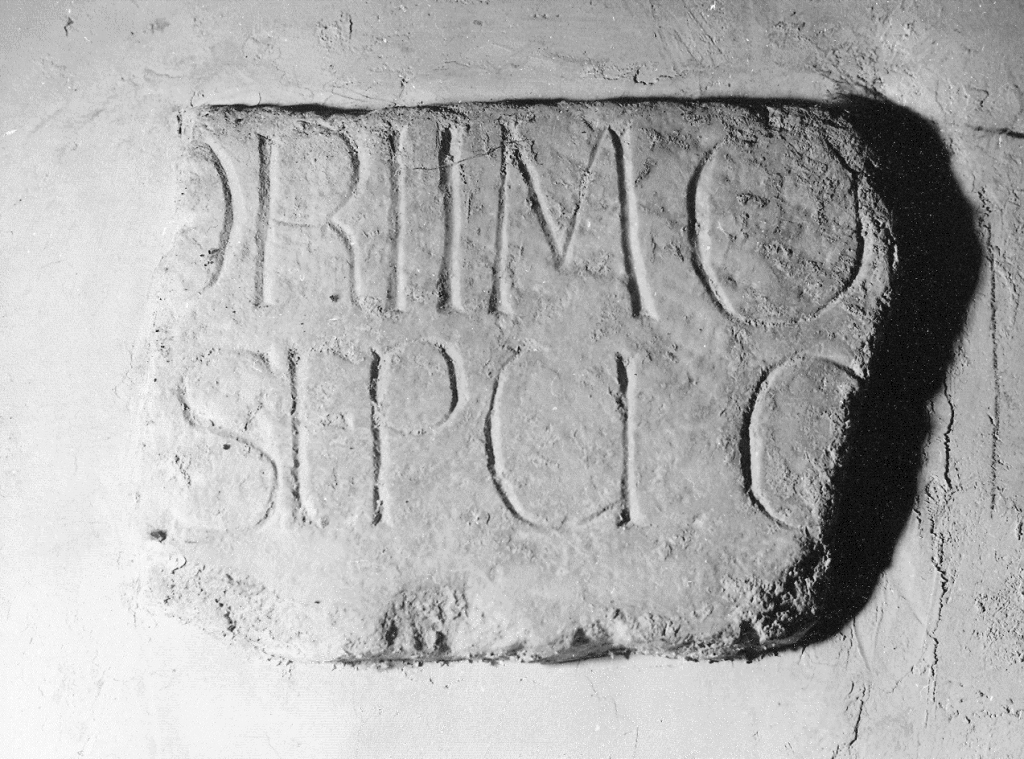 lapide tombale, frammento - ambito cassinese (secc. XI/ XIII)