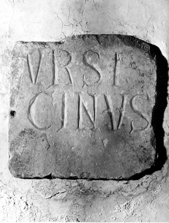 lapide, frammento - ambito cassinese (secc. XI/ XII)