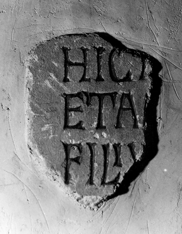 lapide tombale, frammento - ambito cassinese (secc. XII/ XIII)