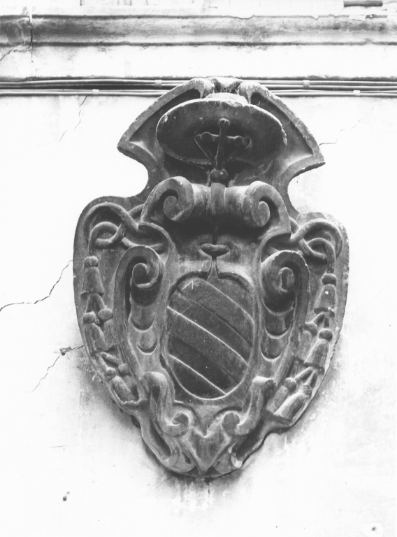 stemma vescovile (rilievo) - ambito laziale (sec. XVIII)