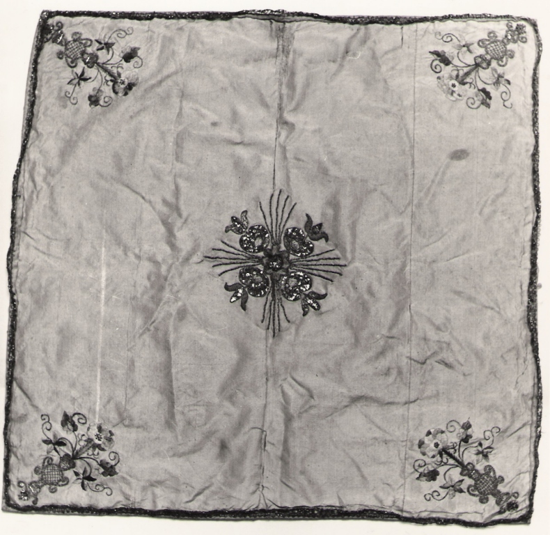 motivi decorativi floreali e vegetali (velo di calice) - manifattura reatina (sec. XVIII)