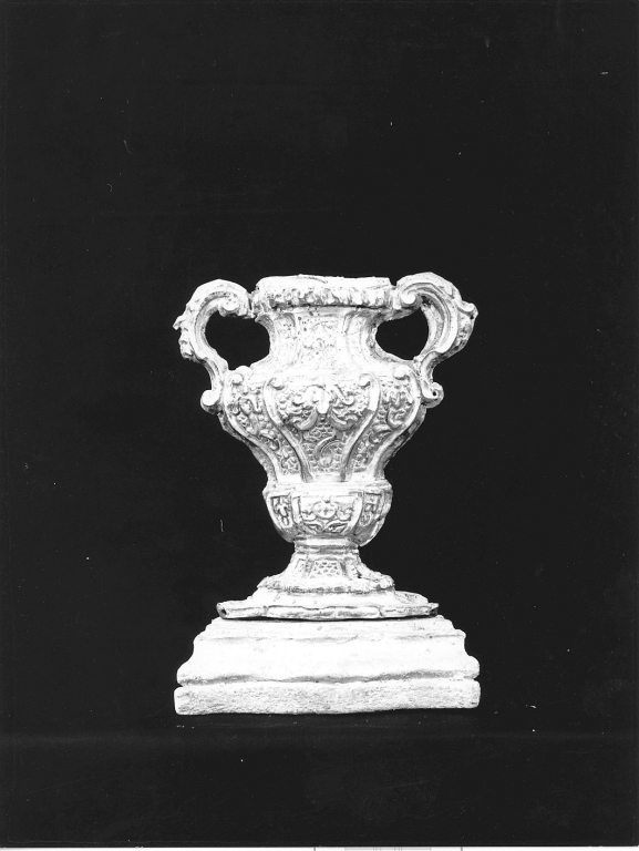 vaso d'altare con composizione floreale, serie - bottega Italia centrale (sec. XVIII)