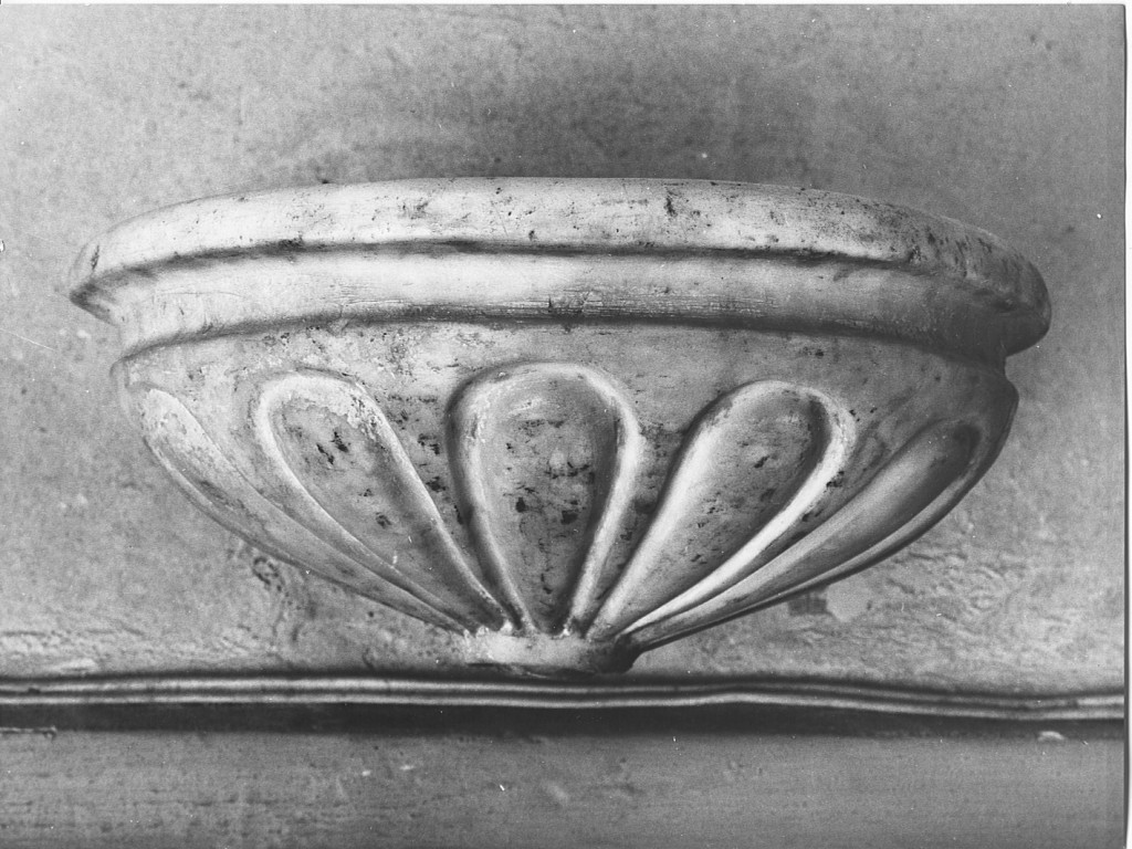 acquasantiera da parete - ambito laziale (sec. XVII)