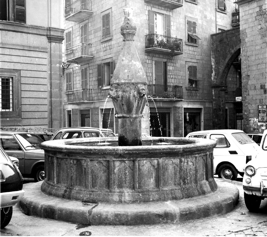 fontana - ambito viterbese (sec. XIII) <br>Condizioni d'uso: <a class='link-esterno' href='https://docs.italia.it/italia/icdp/icdp-pnd-circolazione-riuso-docs/it/v1.0-giugno-2022/testo-etichetta-BCS.html' target='_bcs'>Beni Culturali Standard (BCS)</a>