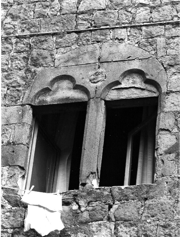 bifora - ambito viterbese (sec. XIII)