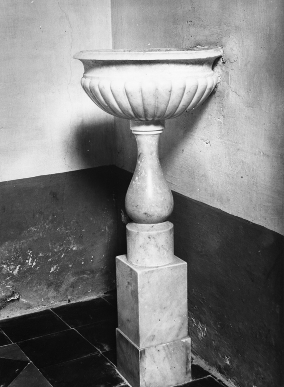 acquasantiera - a fusto - ambito reatino (sec. XIX)