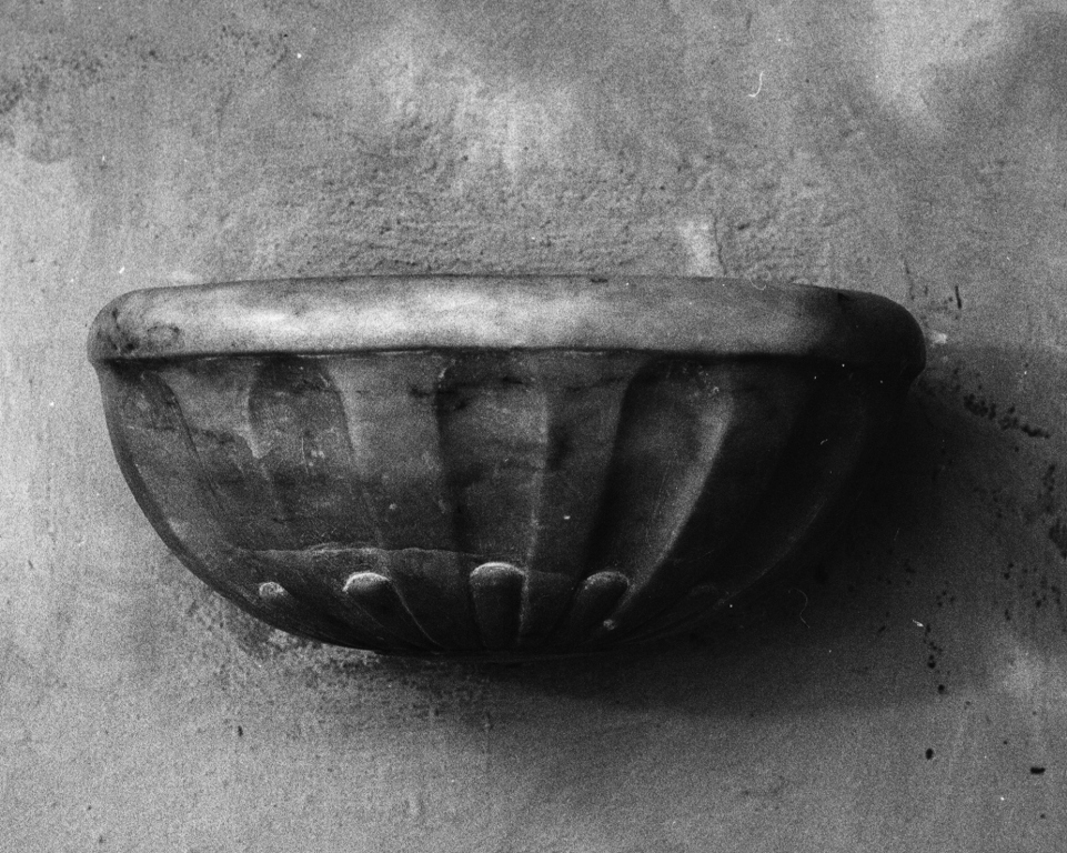 acquasantiera da parete - ambito viterbese (sec. XVIII)