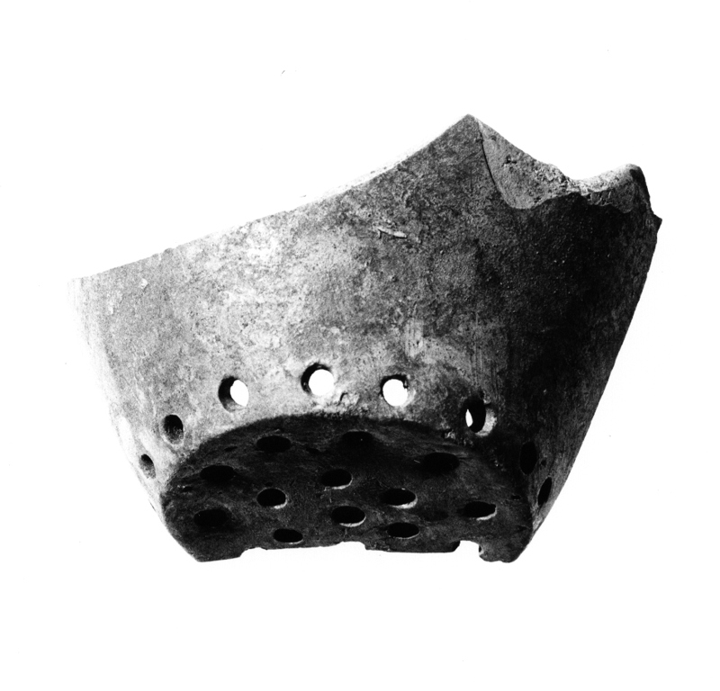 pentola, frammento - manifattura viterbese (seconda metà sec. XIII)