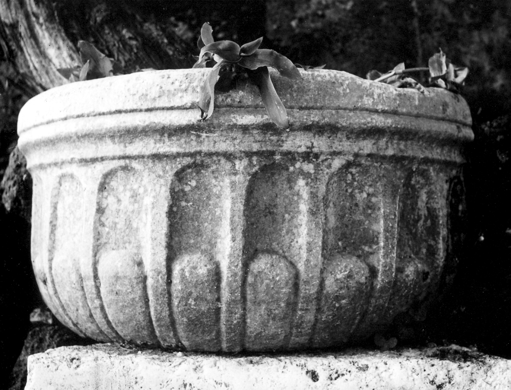 vasca, frammento - ambito laziale (secc. XVI/ XVII)