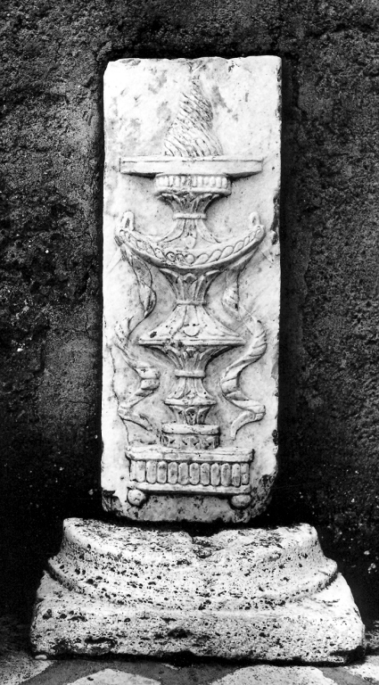 motivi decorativi a candelabra (rilievo, frammento) - ambito laziale (sec. XVI)