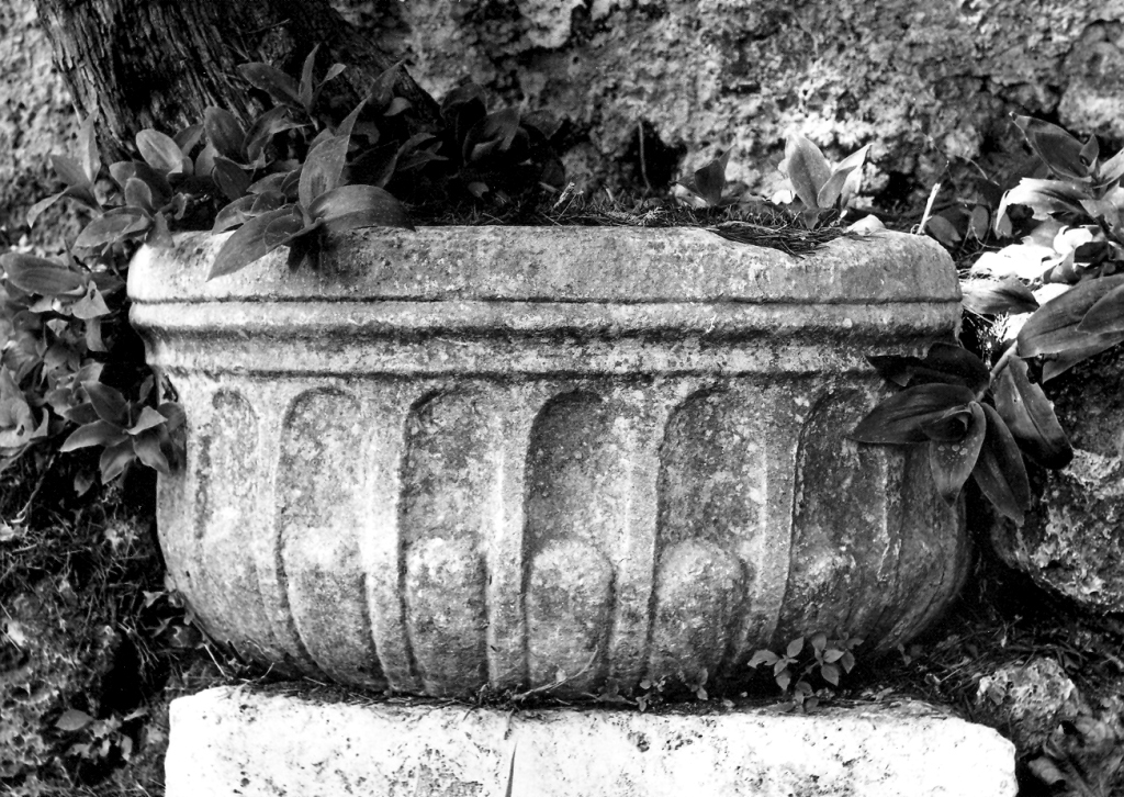 vasca, frammento - ambito laziale (secc. XVI/ XVII)