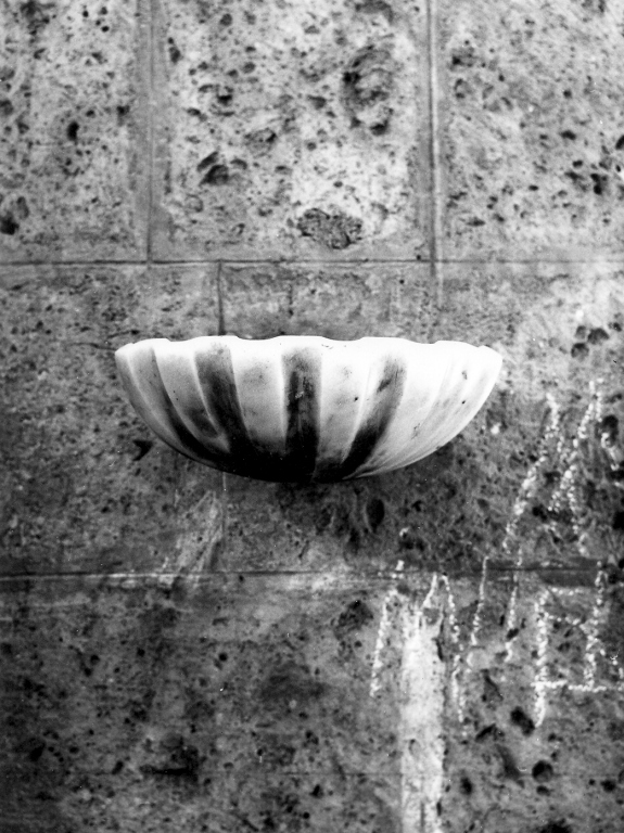 acquasantiera da parete, coppia - ambito laziale (sec. XVIII)