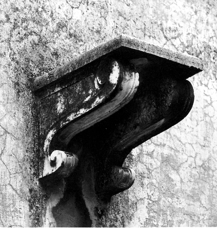 mensola - a voluta - ambito laziale (secc. XVII/ XVIII)