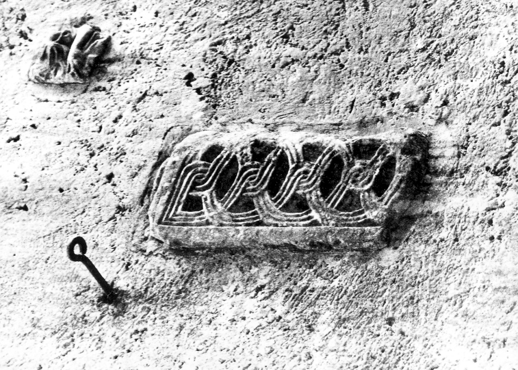 motivo decorativo a intreccio vimineo (pilastrino, frammento) - ambito laziale (prima metà sec. IX)