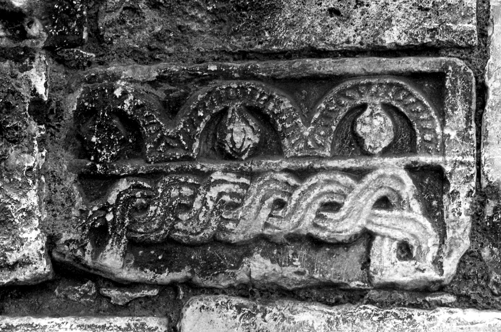 motivo decorativo a intreccio vimineo (pluteo, frammento) - ambito laziale (sec. IX)