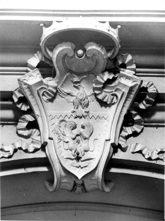 stemma gentilizio (rilievo) - ambito laziale (sec. XVIII)