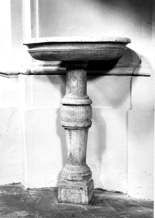 acquasantiera - a fusto - ambito laziale (sec. XVIII)