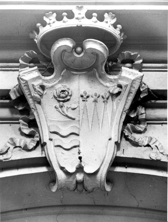 stemma gentilizio (rilievo) - ambito laziale (sec. XVIII)