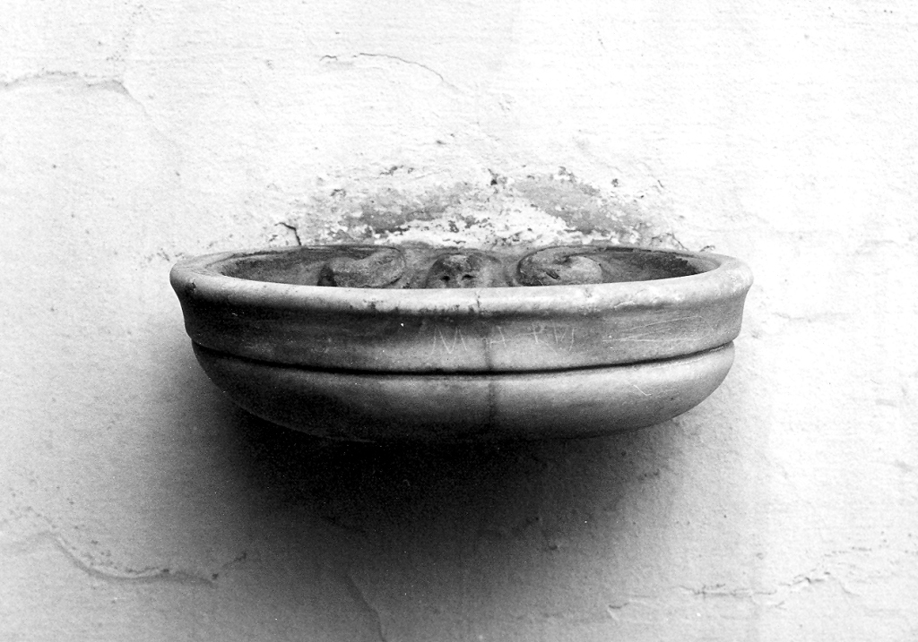 acquasantiera - a conchiglia - ambito laziale (secc. XVI/ XVII)