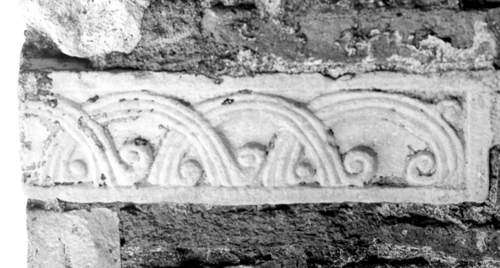 cornice architettonica, frammento - ambito laziale (sec. IX)
