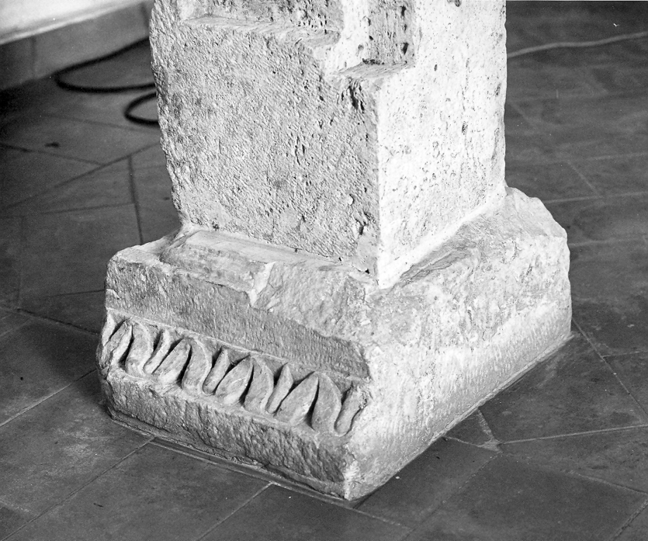 base, frammento - ambito laziale (secc. XII/ XIII)