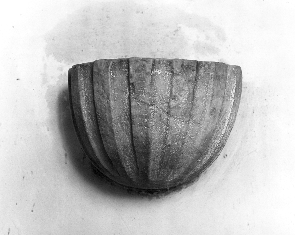 acquasantiera da parete - ambito laziale (secc. XVII/ XVIII)