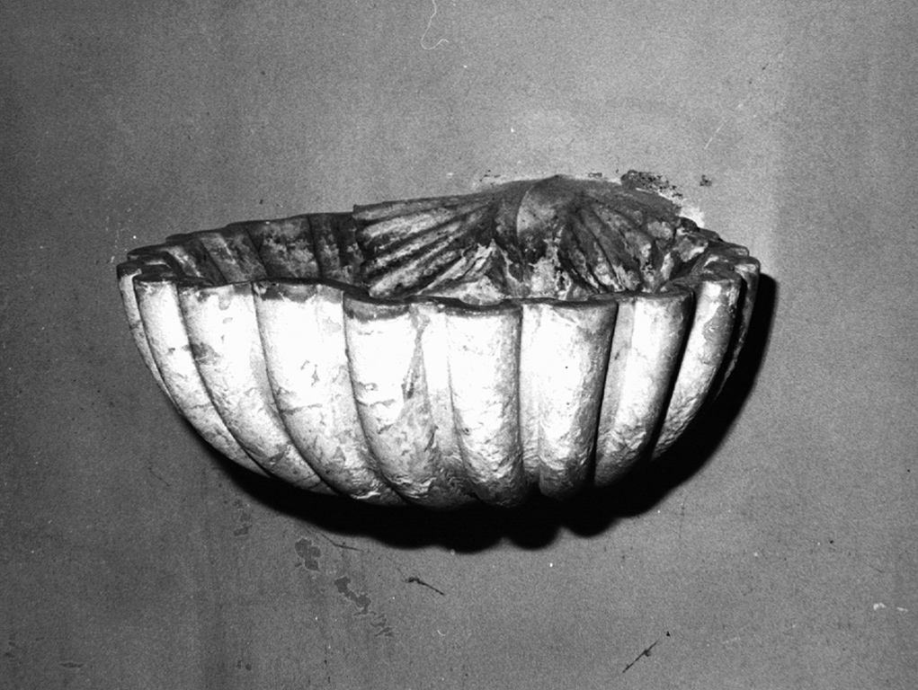 acquasantiera - a conchiglia - ambito laziale (sec. XVII)