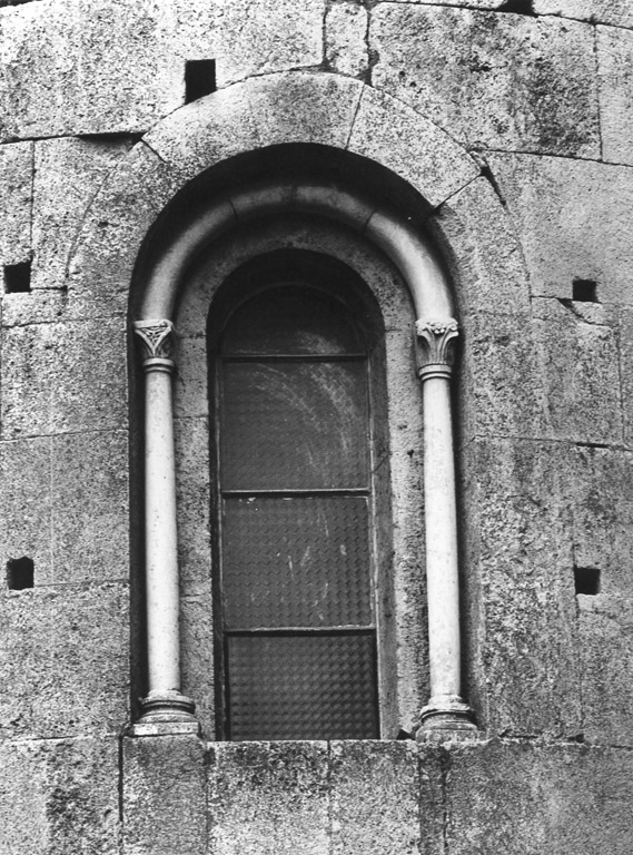 finestra - ambito laziale (inizio sec. XII)