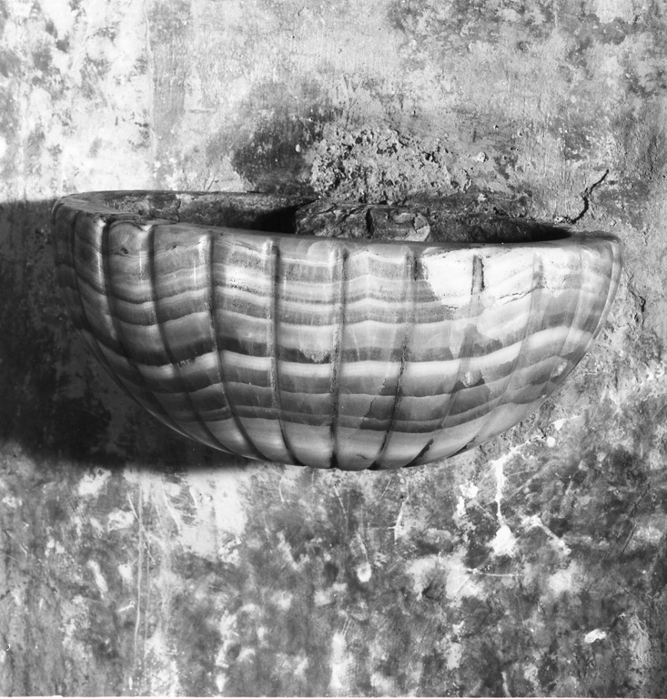 acquasantiera da parete - ambito laziale (secc. XVII/ XVIII)