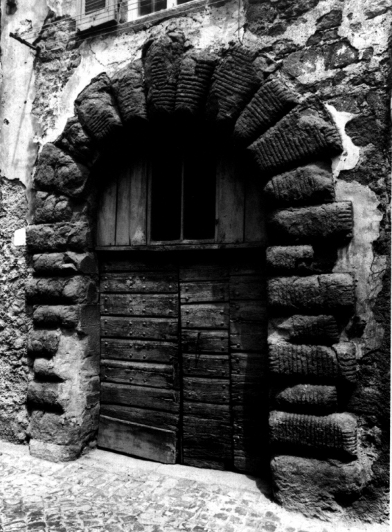 portale - ad arco - ambito viterbese (sec. XVII)
