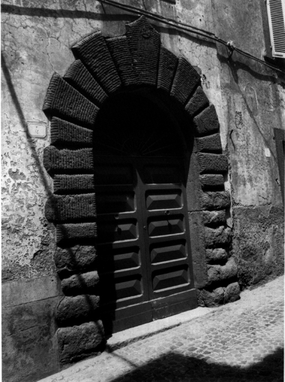 portale - ad arco - ambito viterbese (ultimo quarto sec. XVI)