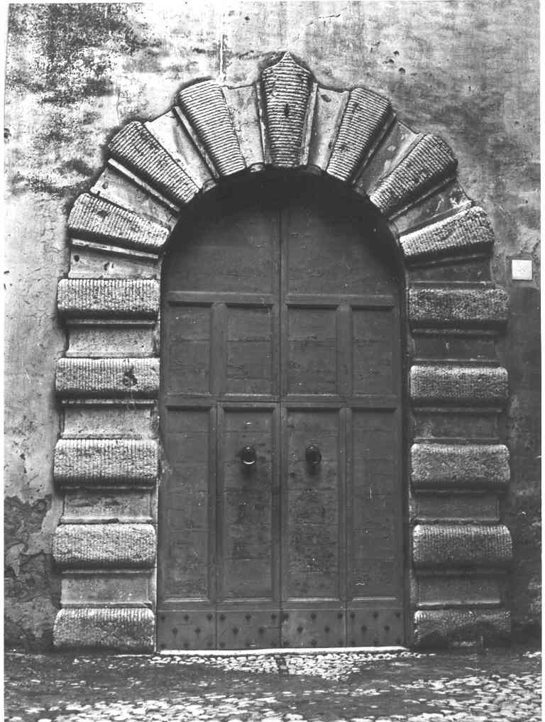 portale - ad arco - ambito laziale (ultimo quarto sec. XVI)