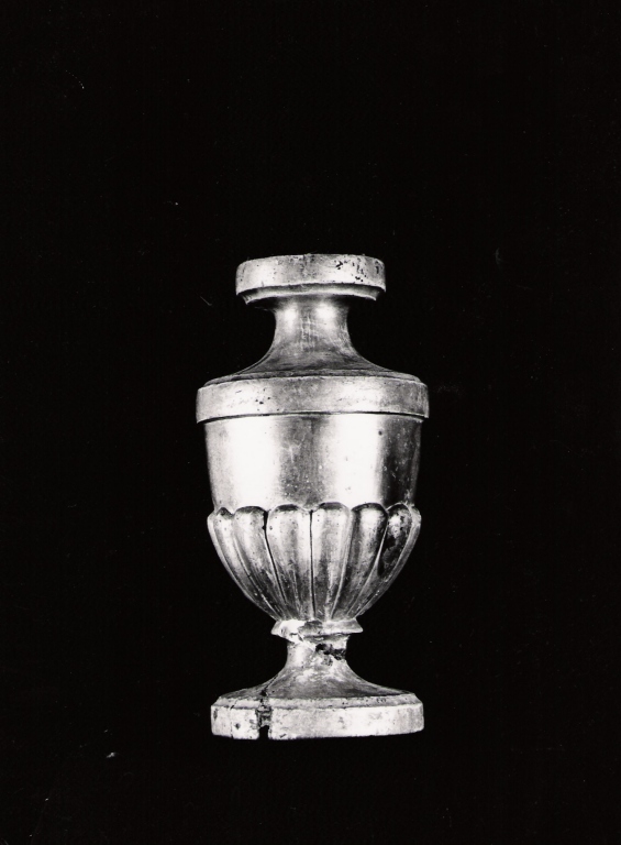vaso d'altare con composizione floreale, coppia - ambito laziale (secc. XVIII/ XIX)