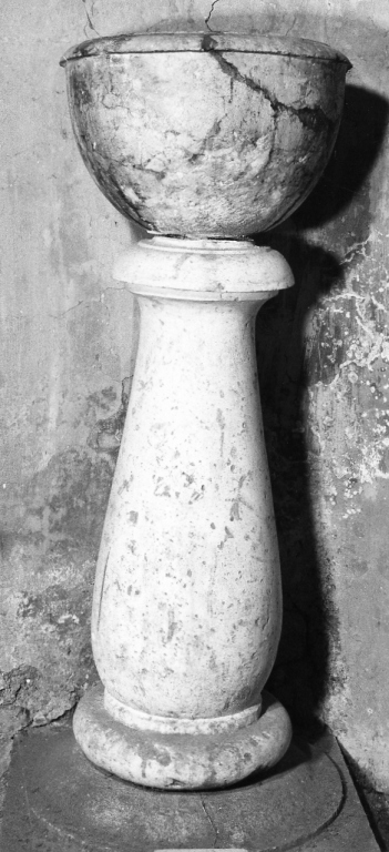 acquasantiera - a fusto - ambito Italia centrale (sec. XVI)