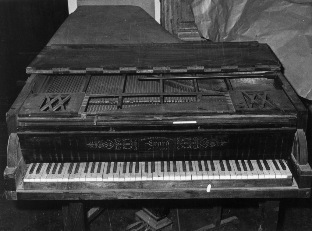 pianoforte - a coda di Erard frères (sec. XIX)