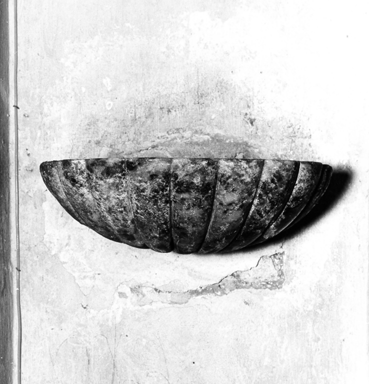 acquasantiera - a conchiglia - ambito laziale (sec. XVIII)