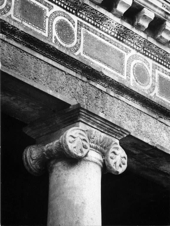 motivi decorativi vegetali (capitello) - ambito cosmatesco (inizio sec. XIII)