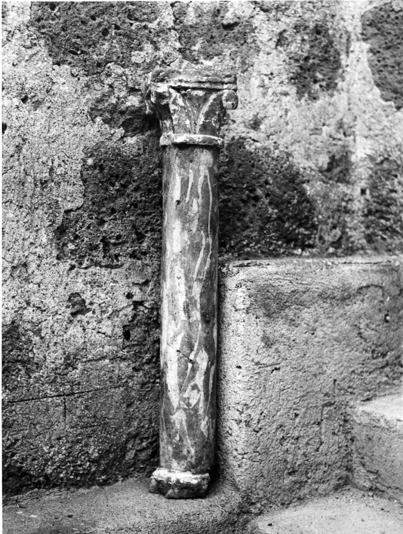 colonna - ambito laziale (secc. XIII/ XIV)