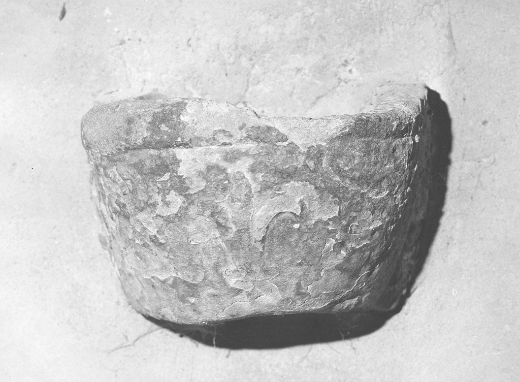 acquasantiera da parete - ambito laziale (seconda metà sec. XV)