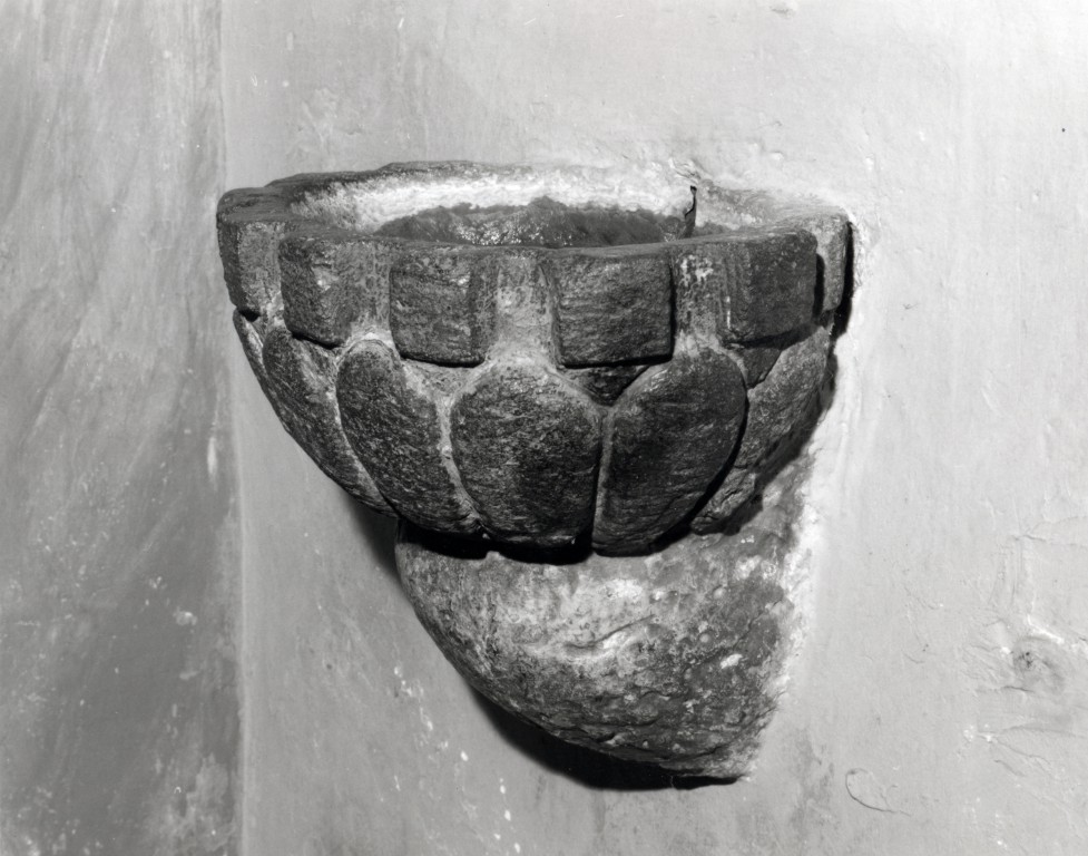 acquasantiera da parete, coppia - bottega Italia centrale (sec. XV)