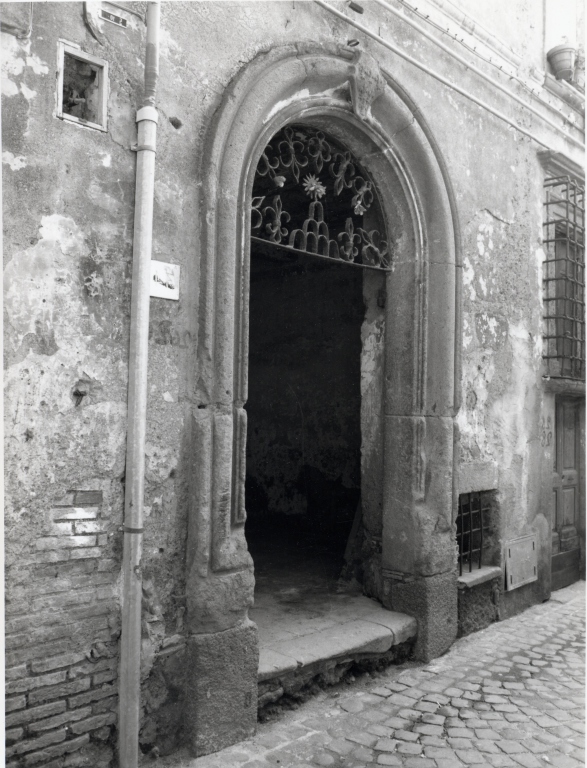 portale - ad arco - bottega Italia centrale (secc. XVI/ XVII)